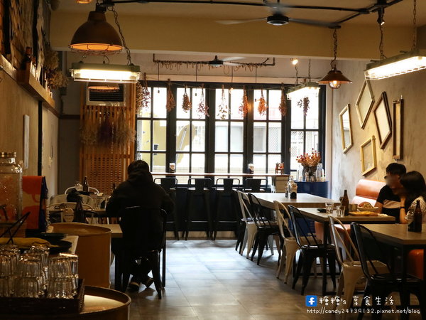 猴子披薩 Monkey Pizza (向上店):〖台中│美食〗猴子披薩 Monkey Pizza-向上店 ❤ 大里人氣美食"猴子披薩"在向上路也吃的到囉!!裝潢簡單粗曠,走工業風格,餐點創新,驚呼你的味蕾~