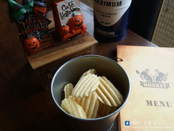 猴子披薩 Monkey Pizza (向上店):〖台中│美食〗猴子披薩 Monkey Pizza-向上店 ❤ 大里人氣美食"猴子披薩"在向上路也吃的到囉!!裝潢簡單粗曠,走工業風格,餐點創新,驚呼你的味蕾~