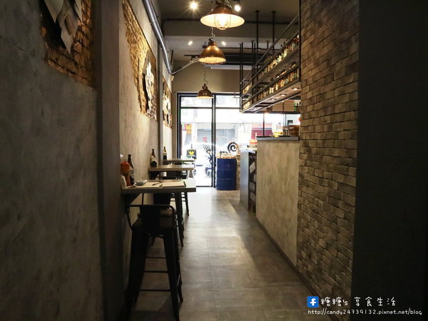 猴子披薩 Monkey Pizza (向上店):〖台中│美食〗猴子披薩 Monkey Pizza-向上店 ❤ 大里人氣美食"猴子披薩"在向上路也吃的到囉!!裝潢簡單粗曠,走工業風格,餐點創新,驚呼你的味蕾~