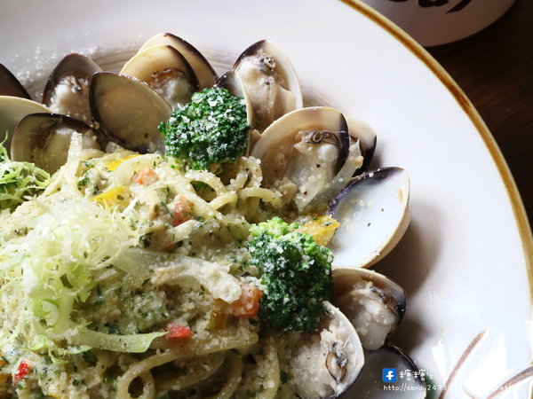 猴子披薩 Monkey Pizza (向上店):〖台中│美食〗猴子披薩 Monkey Pizza-向上店 ❤ 大里人氣美食"猴子披薩"在向上路也吃的到囉!!裝潢簡單粗曠,走工業風格,餐點創新,驚呼你的味蕾~