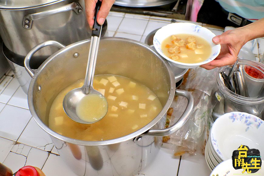 台南粽子／隱身傳統市場內／傳承三代70年老店／每日限量只賣4樣／在地人從小吃到大／100元吃飽吃滿還有找