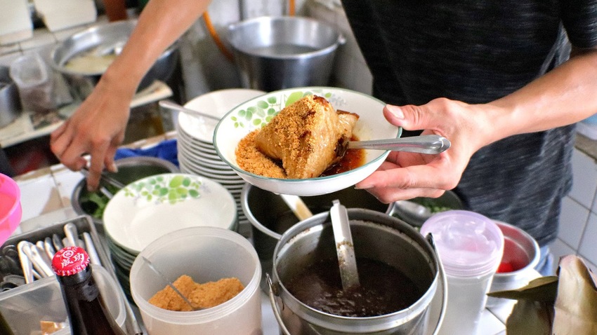 台南粽子／隱身傳統市場內／傳承三代70年老店／每日限量只賣4樣／在地人從小吃到大／100元吃飽吃滿還有找