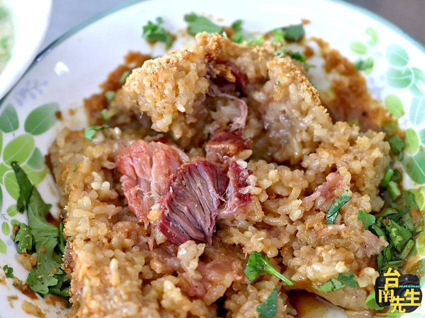 台南粽子／隱身傳統市場內／傳承三代70年老店／每日限量只賣4樣／在地人從小吃到大／100元吃飽吃滿還有找