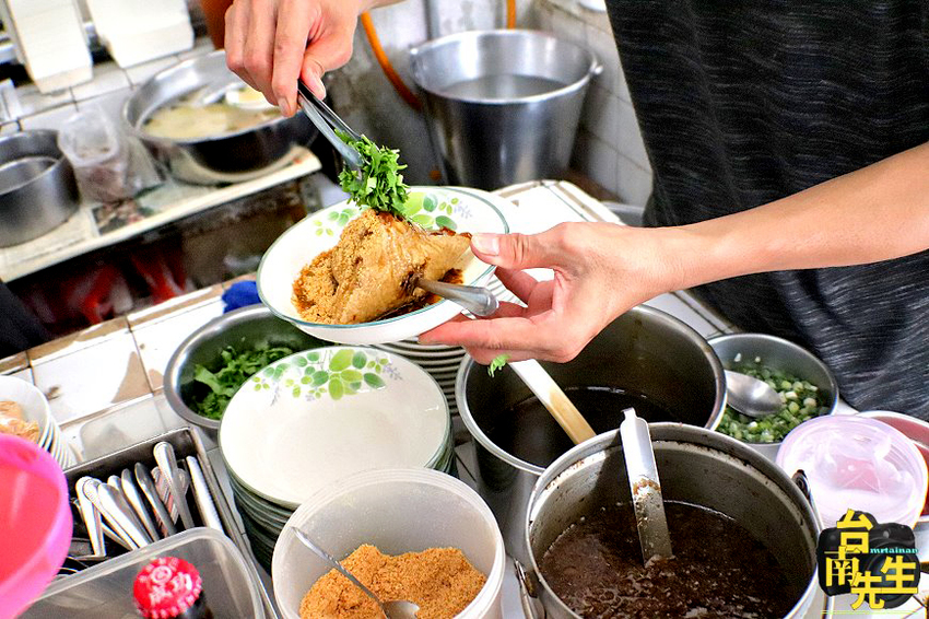 台南粽子／隱身傳統市場內／傳承三代70年老店／每日限量只賣4樣／在地人從小吃到大／100元吃飽吃滿還有找