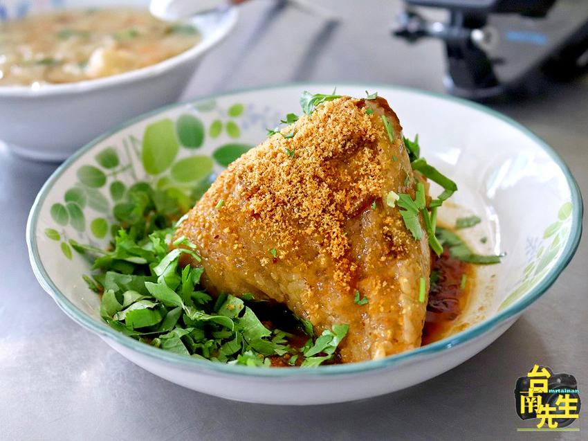 台南粽子／隱身傳統市場內／傳承三代70年老店／每日限量只賣4樣／在地人從小吃到大／100元吃飽吃滿還有找