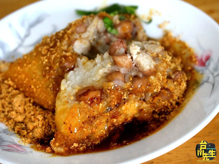 台南粽子／隱身傳統市場內／傳承三代70年老店／每日限量只賣4樣／在地人從小吃到大／100元吃飽吃滿還有找