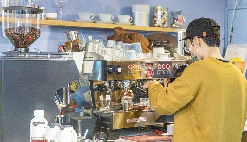 【基隆想入啡啡之一】多好咖啡店 Anygood Coffee.藏身仁愛市場的菜藍咖啡香.多好配咖啡再配花生摩卡.焦糖布