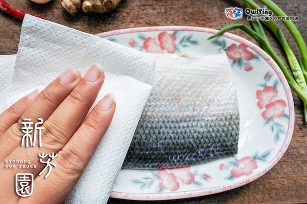 新芳園醬油:全台評鑑No.1【新芳園醬油】純手工古法甕缸發酵|非基改原料|純天然零添加|台灣在地小農的好物通通都在奧丁丁市集(醬燒虱目魚&筍乾控肉食譜分享)