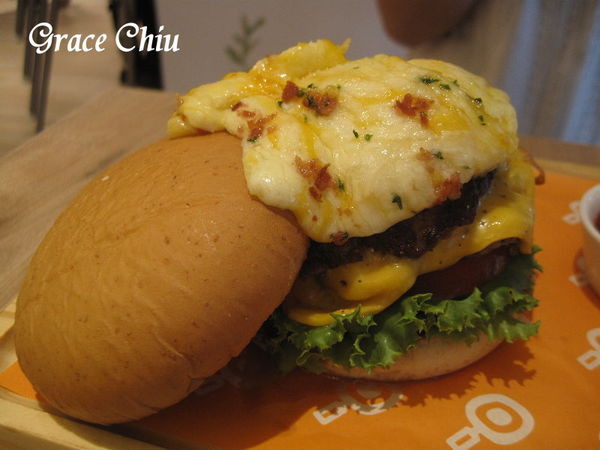 Woosaパンケーキ 屋莎鬆餅屋(京站店) 起司瀑布和牛堡