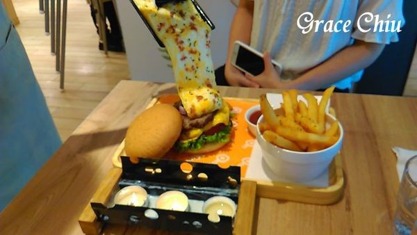 Woosaパンケーキ 屋莎鬆餅屋(京站店) 起司瀑布和牛堡