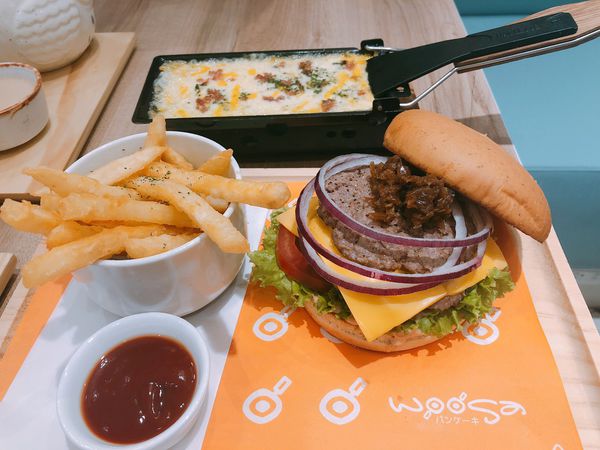 捷運台北車站✿Woosaパンケーキ 屋莎鬆餅屋✿入口即化雲朵鬆餅與起司瀑布和牛堡 ! ! ! 值得排隊的仙滋味~