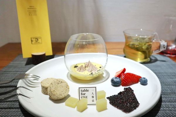 TABLE FOR ONE 一人餐桌