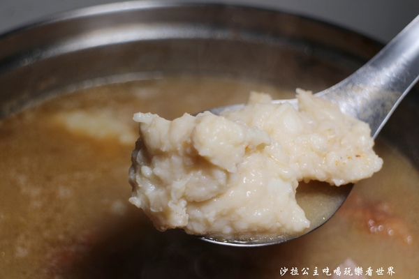 双月牌沙茶爐(新北市中華店):新莊人氣美食/海鮮塔『二月牌沙茶爐(新北市中華店)』火鍋/排隊美食