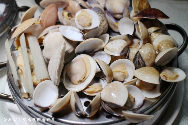 双月牌沙茶爐(新北市中華店):新莊人氣美食/海鮮塔『二月牌沙茶爐(新北市中華店)』火鍋/排隊美食