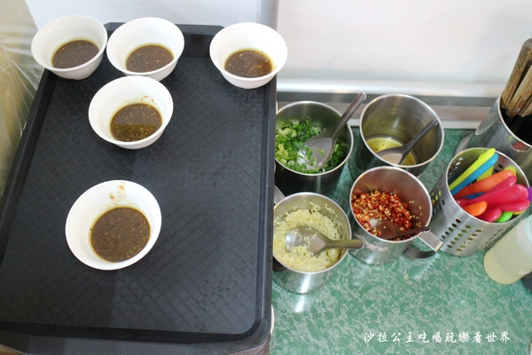 双月牌沙茶爐(新北市中華店):新莊人氣美食/海鮮塔『二月牌沙茶爐(新北市中華店)』火鍋/排隊美食