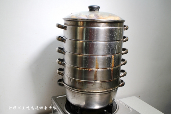 双月牌沙茶爐(新北市中華店):新莊人氣美食/海鮮塔『二月牌沙茶爐(新北市中華店)』火鍋/排隊美食