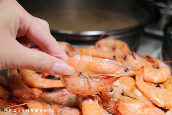 双月牌沙茶爐(新北市中華店):新莊人氣美食/海鮮塔『二月牌沙茶爐(新北市中華店)』火鍋/排隊美食