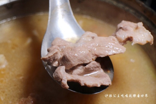 双月牌沙茶爐(新北市中華店):新莊人氣美食/海鮮塔『二月牌沙茶爐(新北市中華店)』火鍋/排隊美食