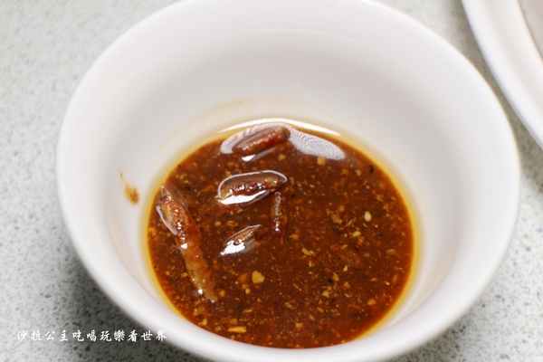 双月牌沙茶爐(新北市中華店):新莊人氣美食/海鮮塔『二月牌沙茶爐(新北市中華店)』火鍋/排隊美食