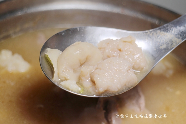 双月牌沙茶爐(新北市中華店):新莊人氣美食/海鮮塔『二月牌沙茶爐(新北市中華店)』火鍋/排隊美食