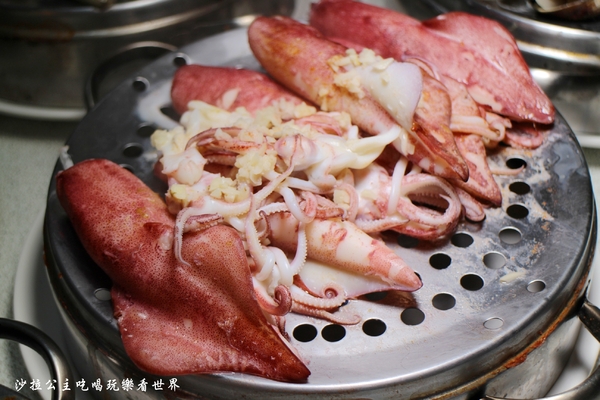 双月牌沙茶爐(新北市中華店):新莊人氣美食/海鮮塔『二月牌沙茶爐(新北市中華店)』火鍋/排隊美食