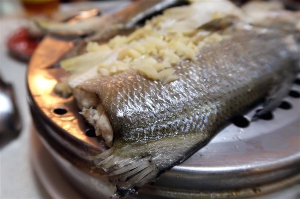 二月牌沙茶爐：新莊火鍋 二月牌沙茶爐 現流海鮮塔蛤蠣紅蟳 台南魚冊火鍋料超威 打卡送牛肉~