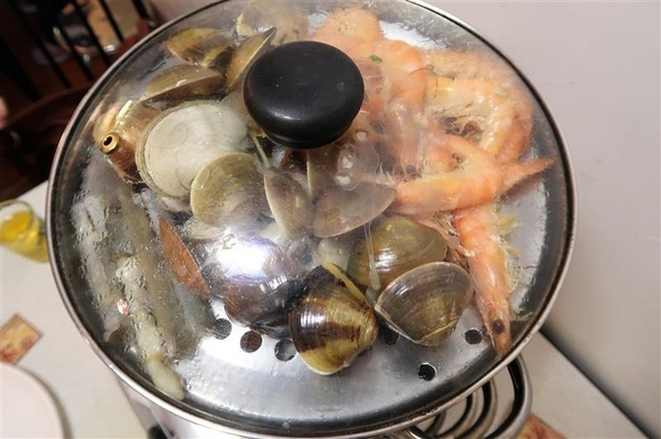 二月牌沙茶爐：新莊火鍋 二月牌沙茶爐 現流海鮮塔蛤蠣紅蟳 台南魚冊火鍋料超威 打卡送牛肉~