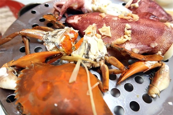 二月牌沙茶爐：新莊火鍋 二月牌沙茶爐 現流海鮮塔蛤蠣紅蟳 台南魚冊火鍋料超威 打卡送牛肉~