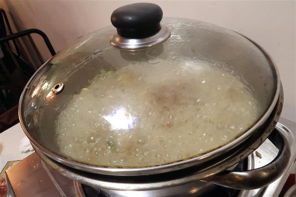 二月牌沙茶爐：新莊火鍋 二月牌沙茶爐 現流海鮮塔蛤蠣紅蟳 台南魚冊火鍋料超威 打卡送牛肉~