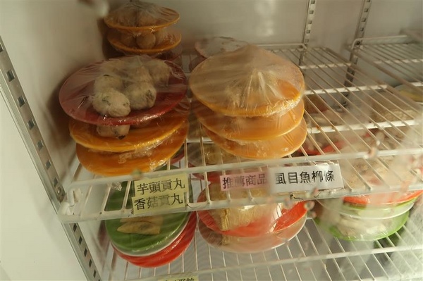 二月牌沙茶爐：新莊火鍋 二月牌沙茶爐 現流海鮮塔蛤蠣紅蟳 台南魚冊火鍋料超威 打卡送牛肉~