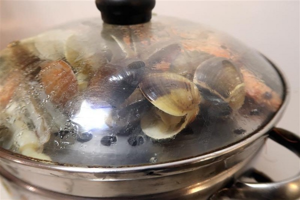 二月牌沙茶爐：新莊火鍋 二月牌沙茶爐 現流海鮮塔蛤蠣紅蟳 台南魚冊火鍋料超威 打卡送牛肉~