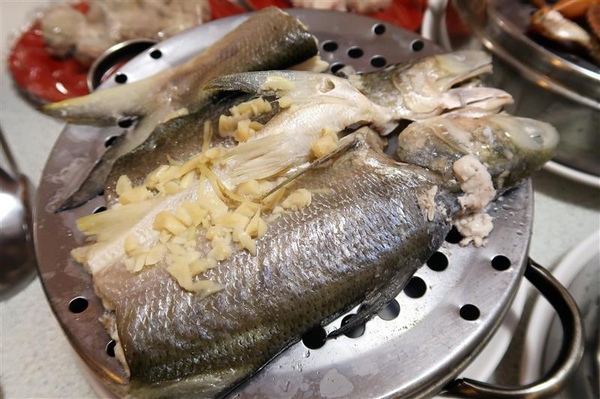 二月牌沙茶爐：新莊火鍋 二月牌沙茶爐 現流海鮮塔蛤蠣紅蟳 台南魚冊火鍋料超威 打卡送牛肉~