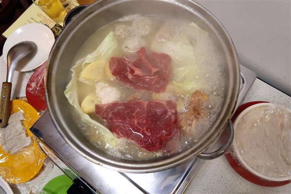 二月牌沙茶爐：新莊火鍋 二月牌沙茶爐 現流海鮮塔蛤蠣紅蟳 台南魚冊火鍋料超威 打卡送牛肉~