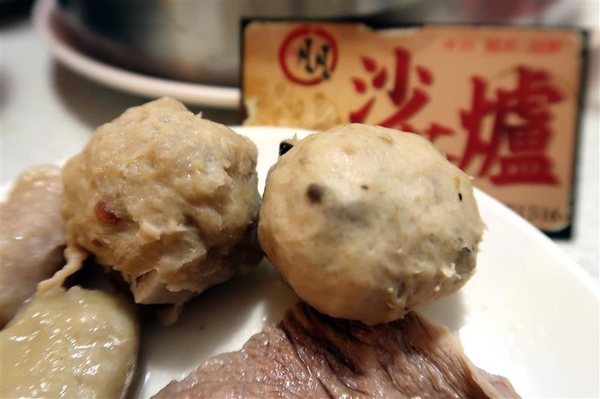 二月牌沙茶爐：新莊火鍋 二月牌沙茶爐 現流海鮮塔蛤蠣紅蟳 台南魚冊火鍋料超威 打卡送牛肉~