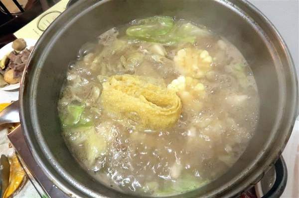 二月牌沙茶爐：新莊火鍋 二月牌沙茶爐 現流海鮮塔蛤蠣紅蟳 台南魚冊火鍋料超威 打卡送牛肉~