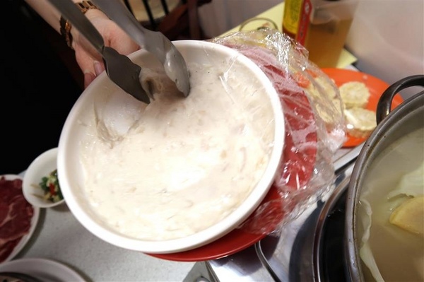 二月牌沙茶爐：新莊火鍋 二月牌沙茶爐 現流海鮮塔蛤蠣紅蟳 台南魚冊火鍋料超威 打卡送牛肉~