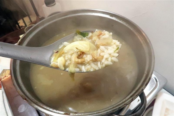 二月牌沙茶爐：新莊火鍋 二月牌沙茶爐 現流海鮮塔蛤蠣紅蟳 台南魚冊火鍋料超威 打卡送牛肉~