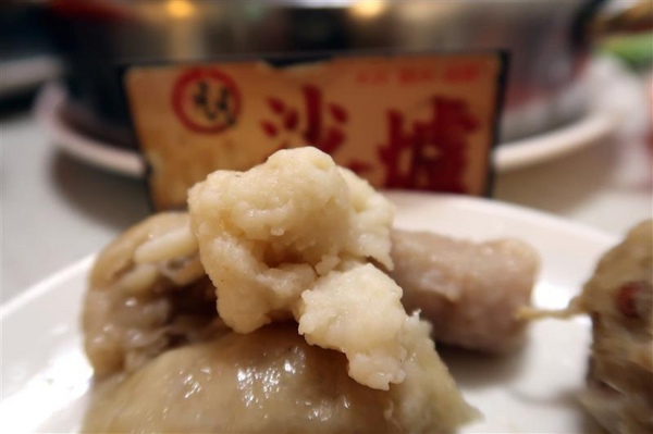 二月牌沙茶爐：新莊火鍋 二月牌沙茶爐 現流海鮮塔蛤蠣紅蟳 台南魚冊火鍋料超威 打卡送牛肉~