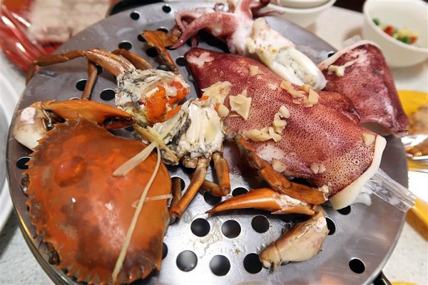 二月牌沙茶爐：新莊火鍋 二月牌沙茶爐 現流海鮮塔蛤蠣紅蟳 台南魚冊火鍋料超威 打卡送牛肉~