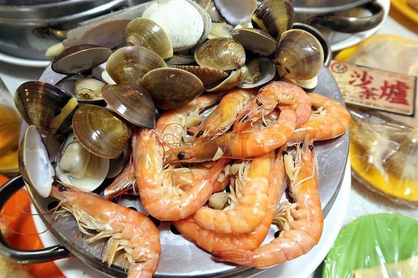 二月牌沙茶爐：新莊火鍋 二月牌沙茶爐 現流海鮮塔蛤蠣紅蟳 台南魚冊火鍋料超威 打卡送牛肉~