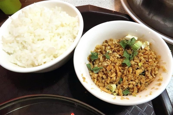 二月牌沙茶爐：新莊火鍋 二月牌沙茶爐 現流海鮮塔蛤蠣紅蟳 台南魚冊火鍋料超威 打卡送牛肉~