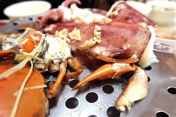 二月牌沙茶爐：新莊火鍋 二月牌沙茶爐 現流海鮮塔蛤蠣紅蟳 台南魚冊火鍋料超威 打卡送牛肉~