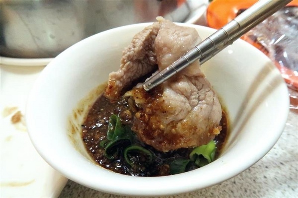 二月牌沙茶爐：新莊火鍋 二月牌沙茶爐 現流海鮮塔蛤蠣紅蟳 台南魚冊火鍋料超威 打卡送牛肉~