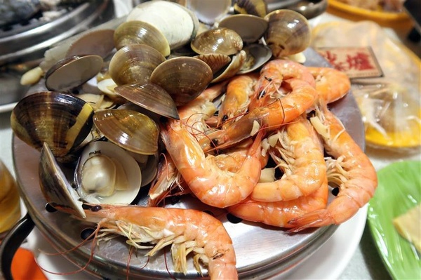 二月牌沙茶爐：新莊火鍋 二月牌沙茶爐 現流海鮮塔蛤蠣紅蟳 台南魚冊火鍋料超威 打卡送牛肉~