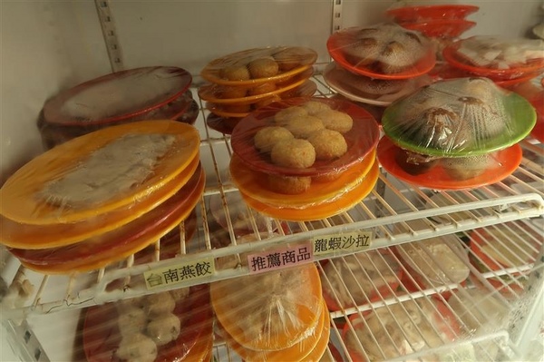 二月牌沙茶爐：新莊火鍋 二月牌沙茶爐 現流海鮮塔蛤蠣紅蟳 台南魚冊火鍋料超威 打卡送牛肉~