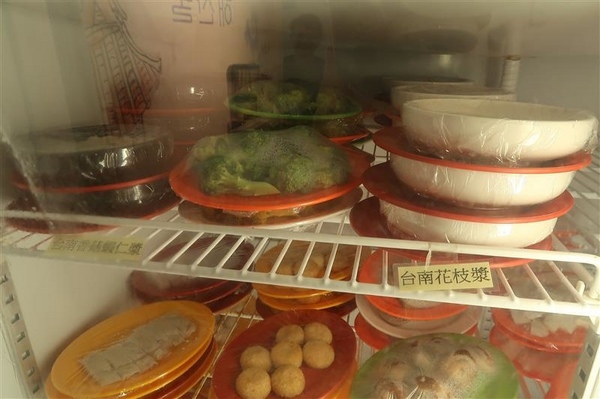 二月牌沙茶爐：新莊火鍋 二月牌沙茶爐 現流海鮮塔蛤蠣紅蟳 台南魚冊火鍋料超威 打卡送牛肉~