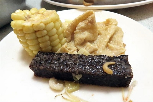 二月牌沙茶爐：新莊火鍋 二月牌沙茶爐 現流海鮮塔蛤蠣紅蟳 台南魚冊火鍋料超威 打卡送牛肉~