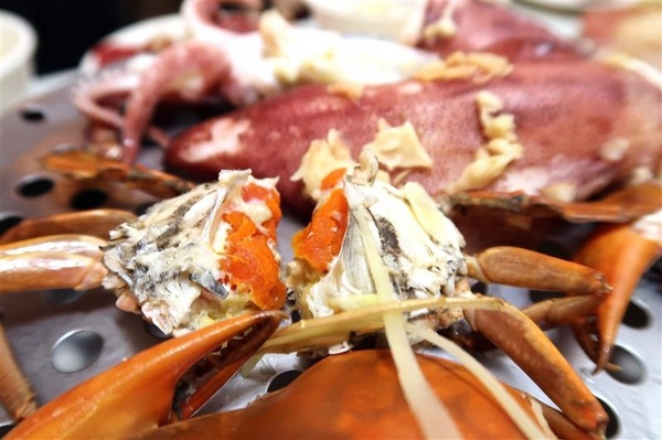 二月牌沙茶爐：新莊火鍋 二月牌沙茶爐 現流海鮮塔蛤蠣紅蟳 台南魚冊火鍋料超威 打卡送牛肉~