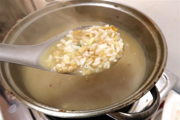 二月牌沙茶爐：新莊火鍋 二月牌沙茶爐 現流海鮮塔蛤蠣紅蟳 台南魚冊火鍋料超威 打卡送牛肉~