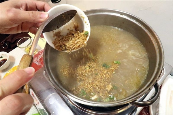 二月牌沙茶爐：新莊火鍋 二月牌沙茶爐 現流海鮮塔蛤蠣紅蟳 台南魚冊火鍋料超威 打卡送牛肉~